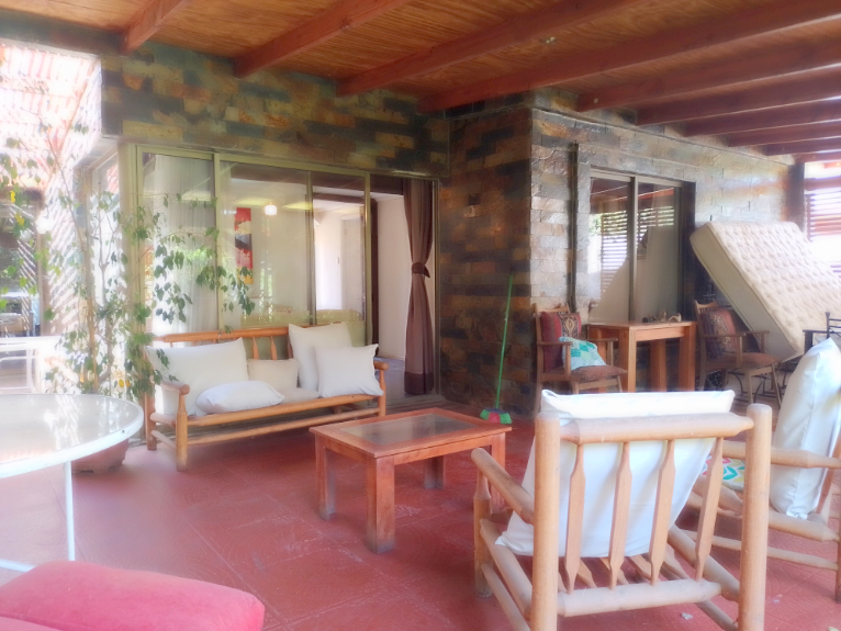 Elegante Casa 2 Pisos 4 Dormitorios 3 Baños, Servicios.