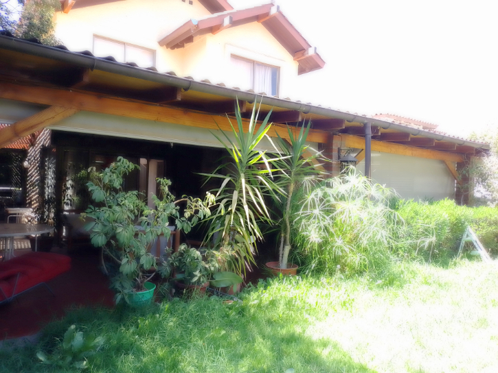 Elegante Casa 2 Pisos 4 Dormitorios 3 Baños, Servicios.