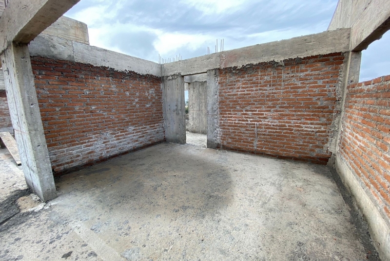 Gran Casa en Construcción y Terreno Cercano A la Ciudad