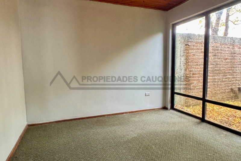 Casa Sólida en Barrio Residencial, Cercana Al Hospital