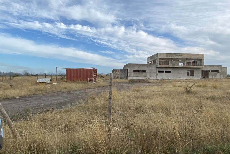 Gran Casa en Construcción y Terreno Cercano A la Ciudad