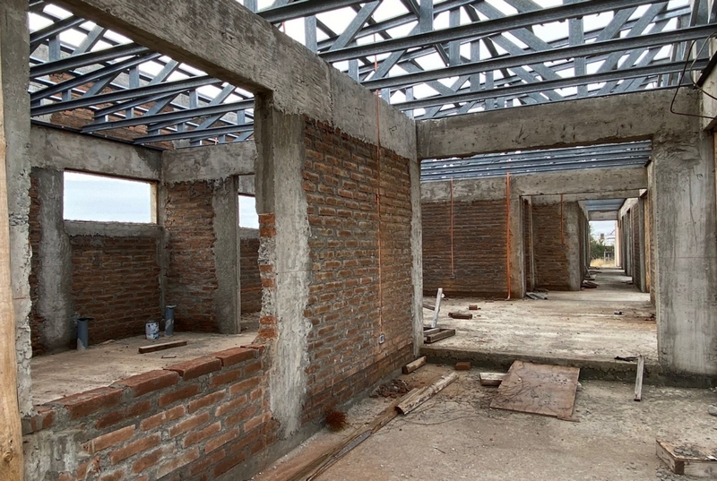 Gran Casa en Construcción y Terreno Cercano A la Ciudad