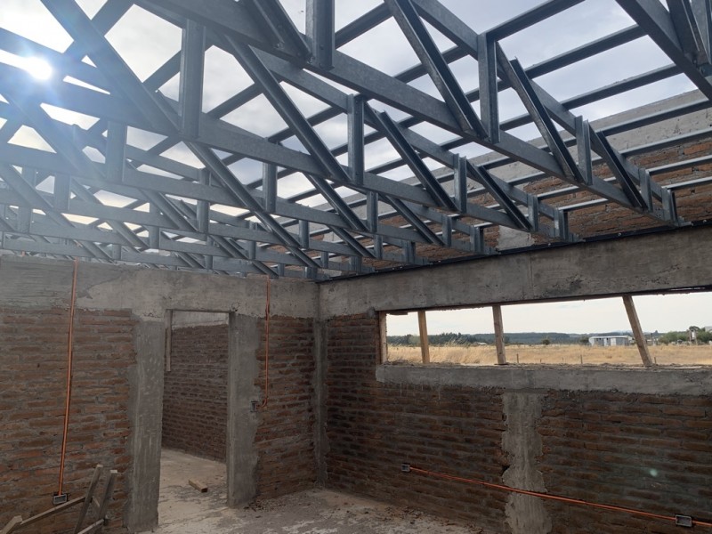 Gran Casa en Construcción y Terreno Cercano A la Ciudad