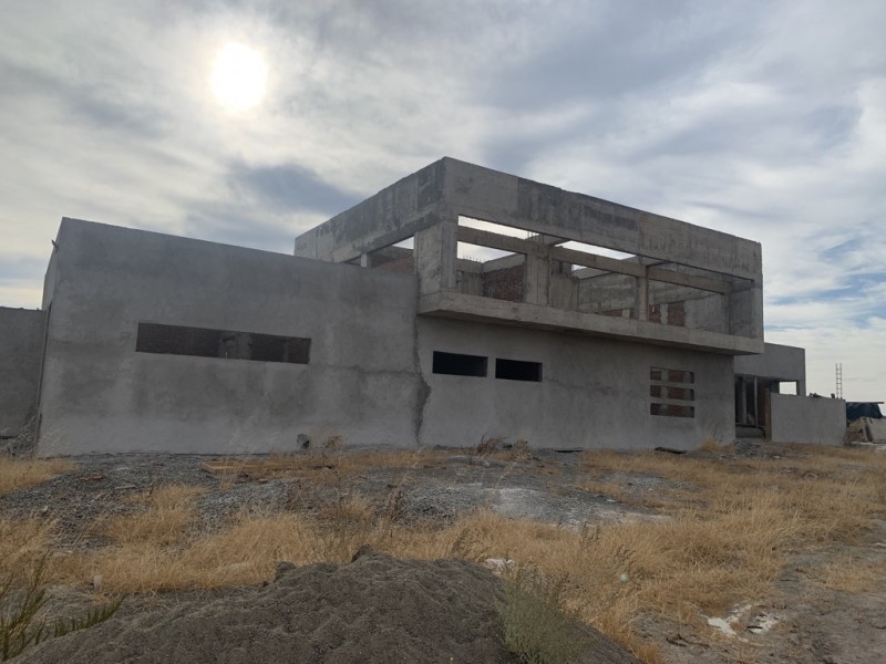 Gran Casa en Construcción y Terreno Cercano A la Ciudad