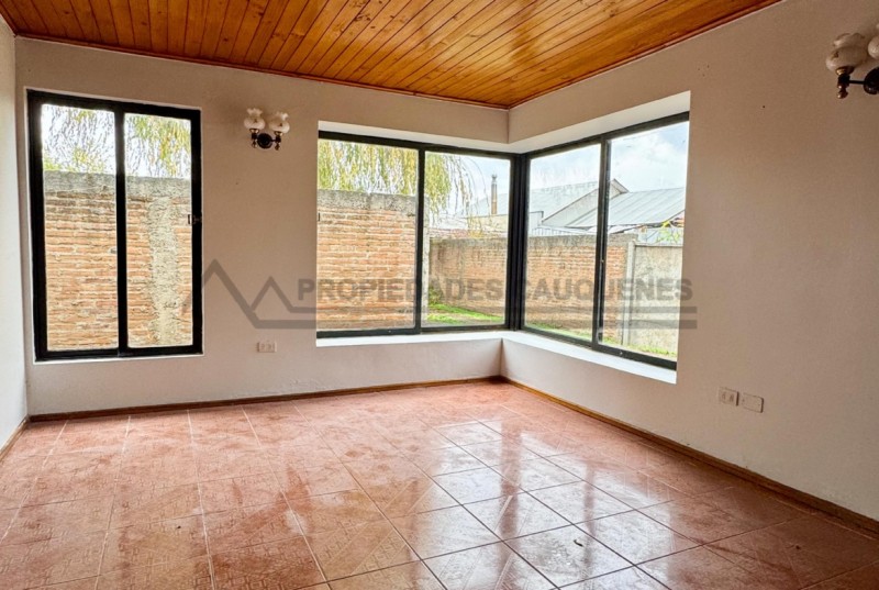 Casa Sólida en Barrio Residencial, Cercana Al Hospital