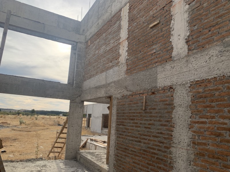 Gran Casa en Construcción y Terreno Cercano A la Ciudad