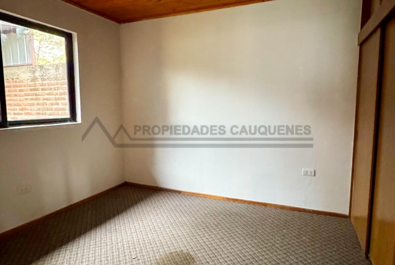 Casa Sólida en Barrio Residencial, Cercana Al Hospital