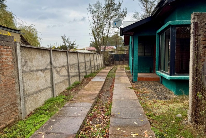 Casa Sólida en Barrio Residencial, Cercana Al Hospital