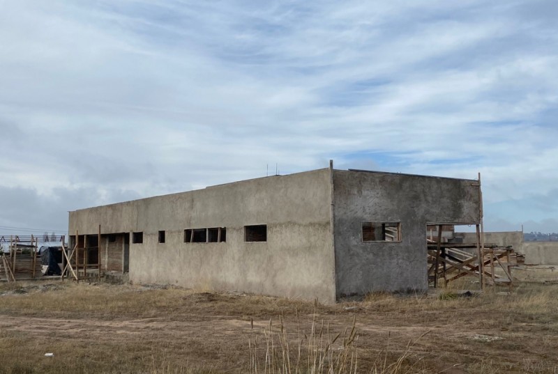 Gran Casa en Construcción y Terreno Cercano A la Ciudad
