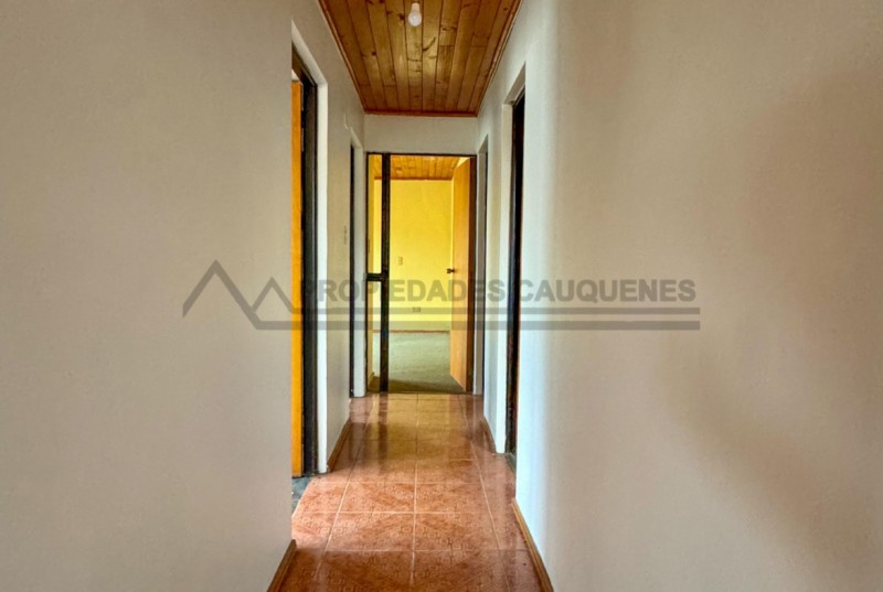 Casa Sólida en Barrio Residencial, Cercana Al Hospital