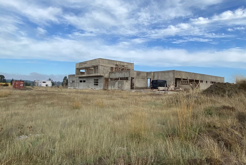 Gran Casa en Construcción y Terreno Cercano A la Ciudad