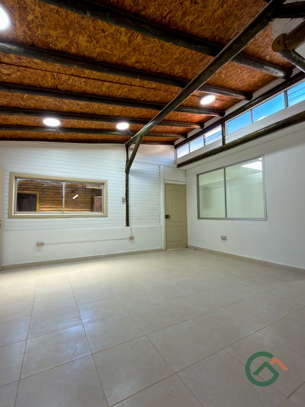 Casa Comercial, en Av Claudina Urrutia