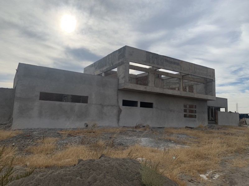 Gran Casa en Construcción y Terreno Cercano A la Ciudad