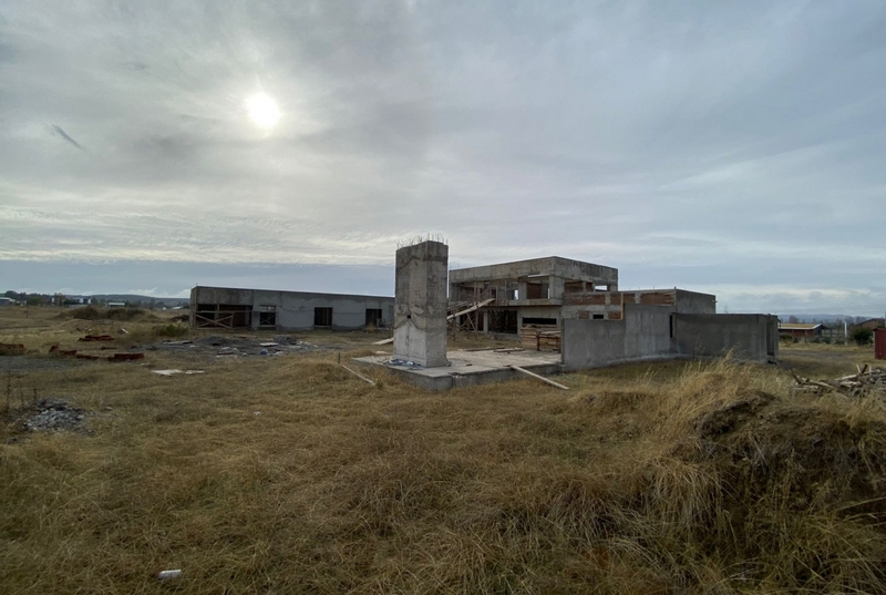 Gran Casa en Construcción y Terreno Cercano A la Ciudad