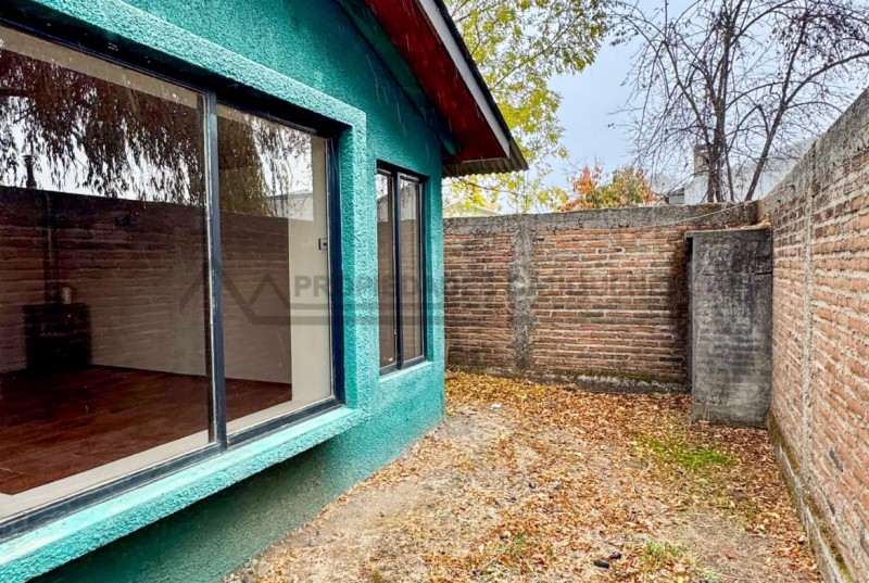 Casa Sólida en Barrio Residencial, Cercana Al Hospital