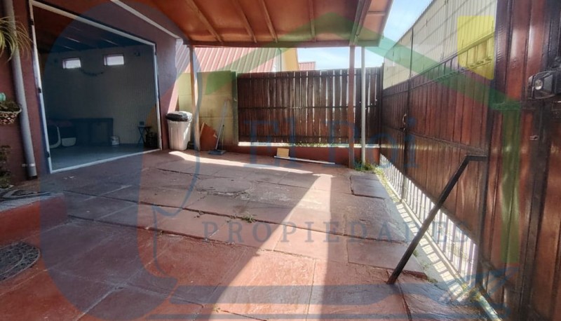 Amplia Casa de Dos Pisos en Sector Residencial