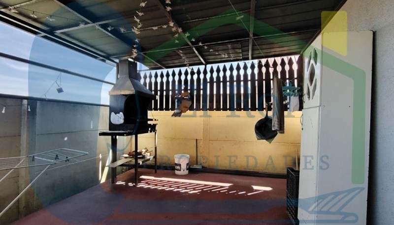 Amplia Casa de Dos Pisos en Sector Residencial – Belloto 2.0