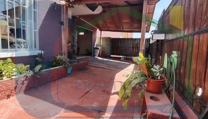 Amplia Casa de Dos Pisos en Sector Residencial