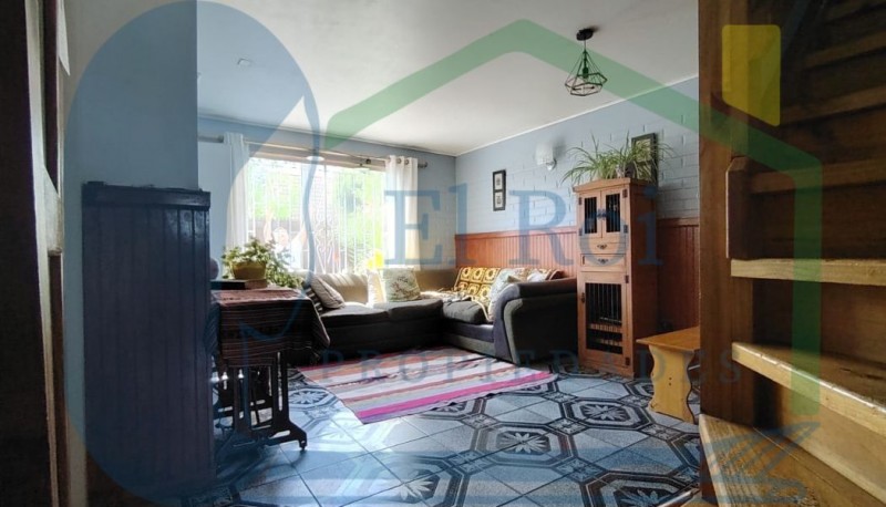 Amplia Casa de Dos Pisos en Sector Residencial – Belloto 2.