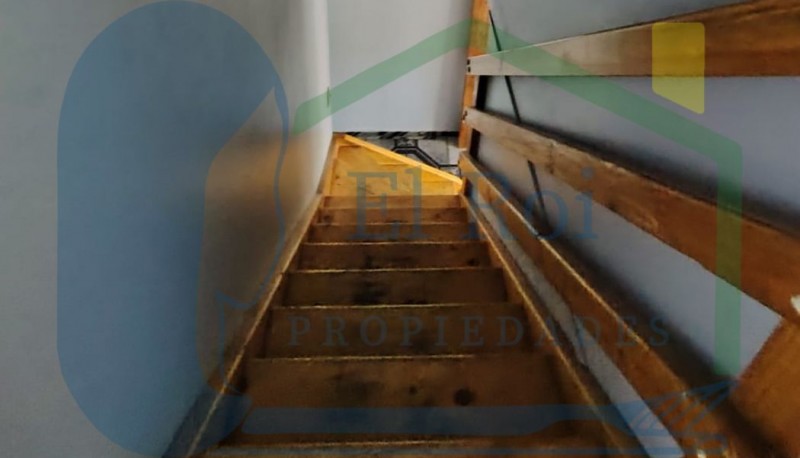 Amplia Casa de Dos Pisos en Sector Residencial – Belloto 2.