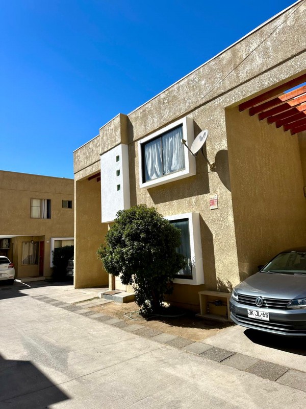 Casa de 2 Pisos en Condominio Nuevo Norte