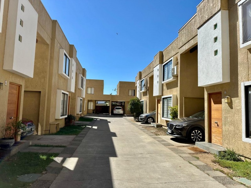 Casa de 2 Pisos en Condominio Nuevo Norte