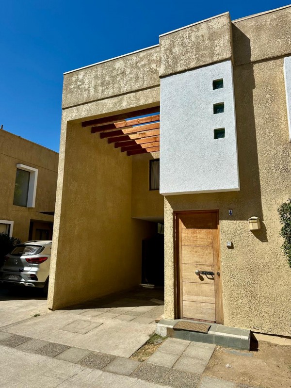 Casa de 2 Pisos en Condominio Nuevo Norte