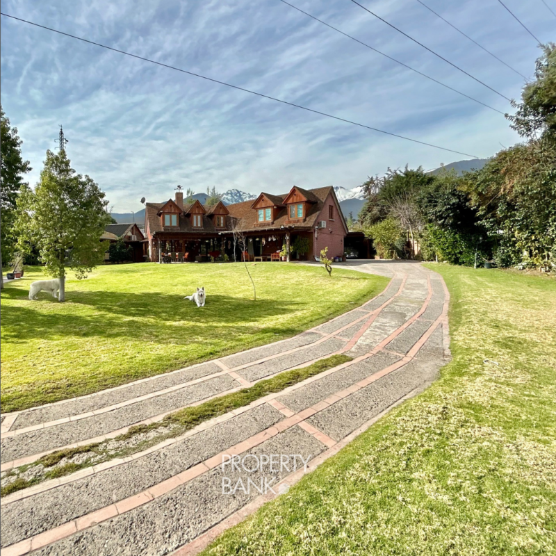 Casa Con Parque Privado en el Corazón de la Reina
