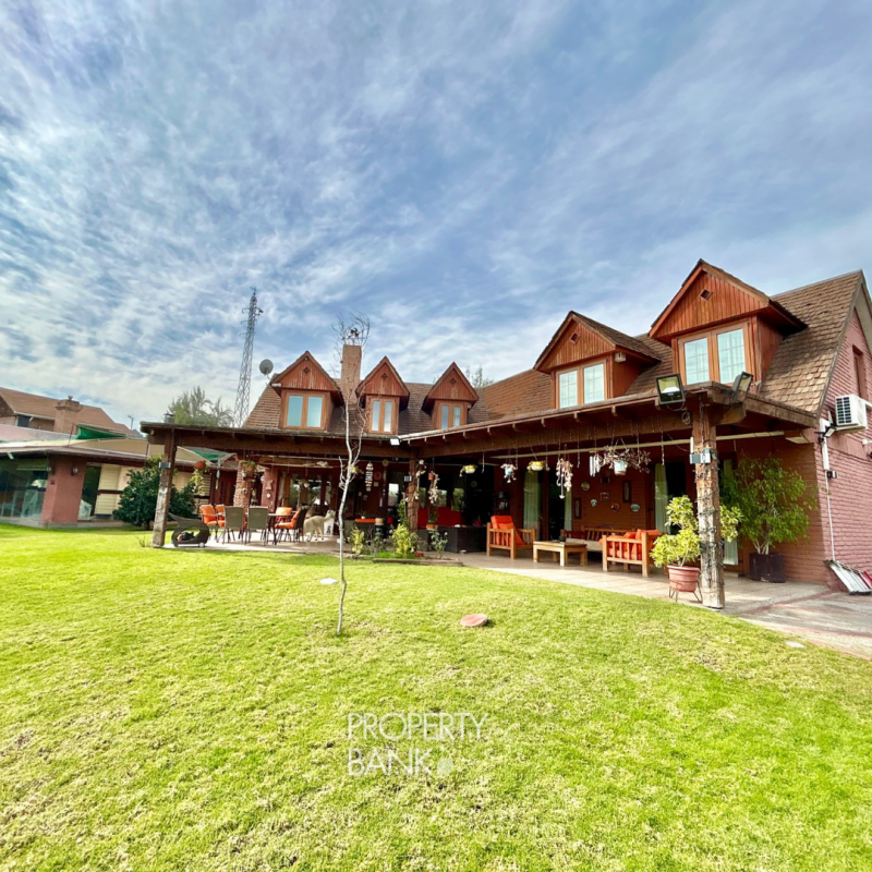 Casa Con Parque Privado en el Corazón de la Reina