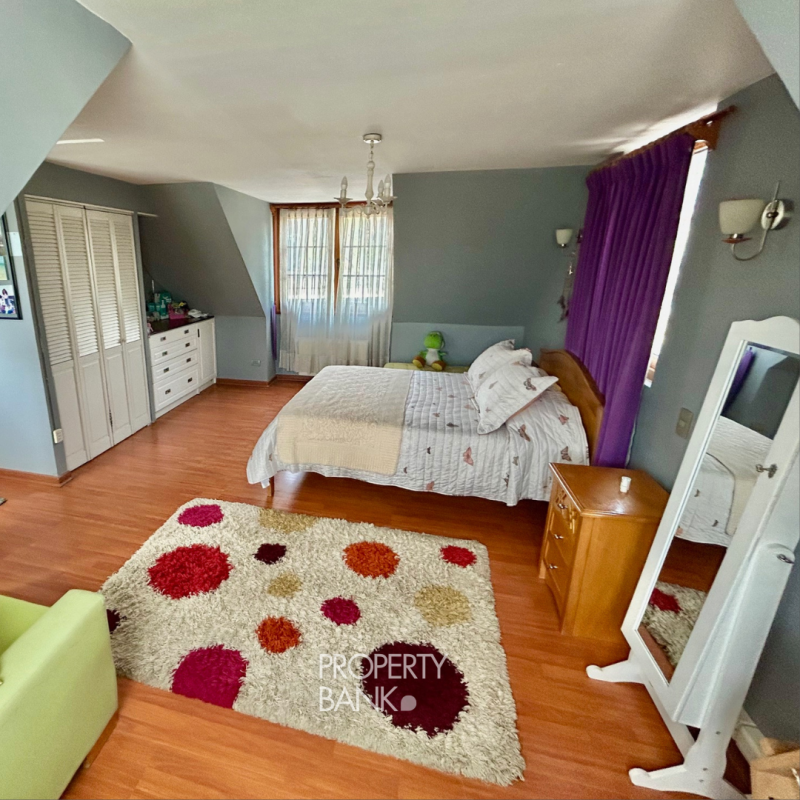 Casa Con Parque Privado en el Corazón de la Reina