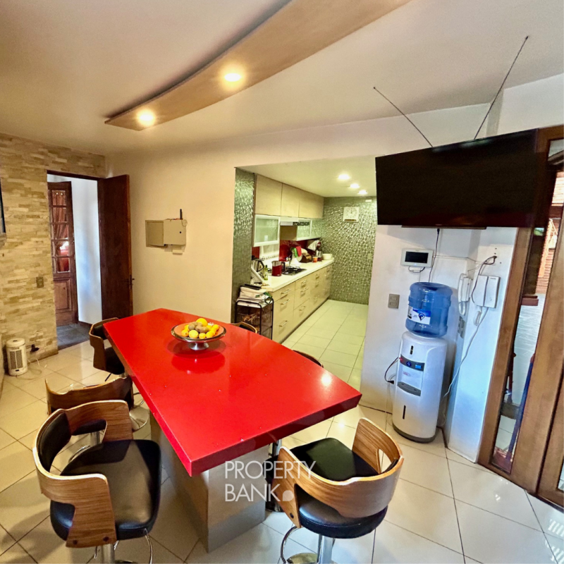 Casa Con Parque Privado en el Corazón de la Reina