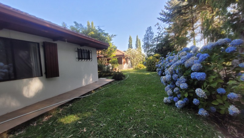 Parcela de 10.8 Hás Con 4.8 Acciones Agua 2 Casas y Piscina