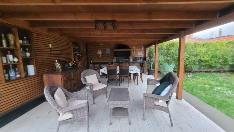 Venta de Casa Independiente Sector Central Sólida