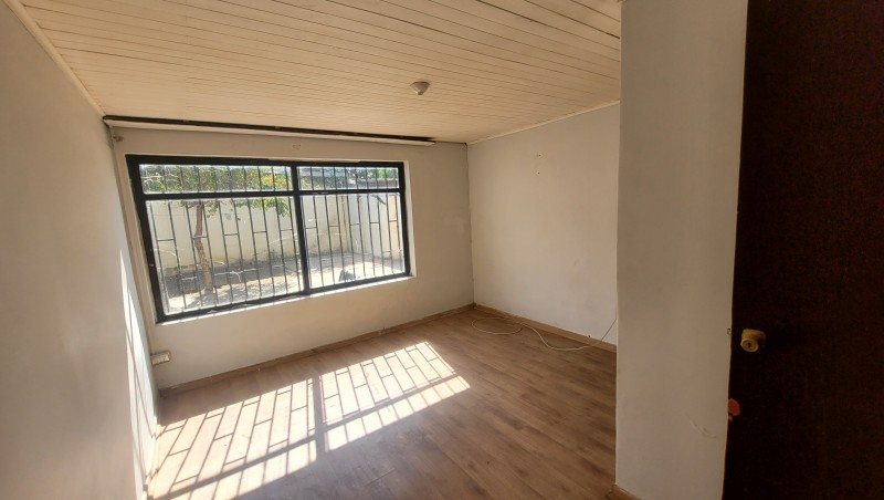 Casa Material Sólido Con Sitio en Linares Sector Comercial