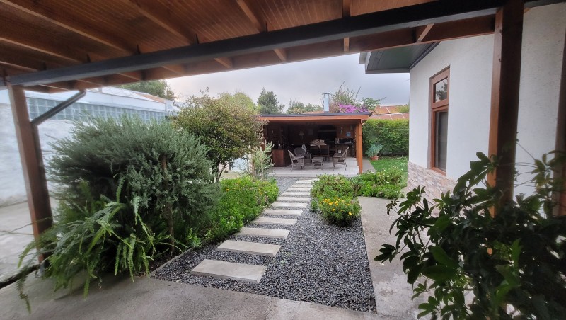Venta de Casa Independiente Sector Central Sólida