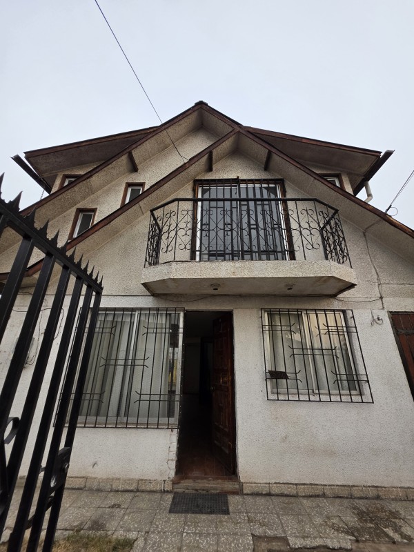 Fotografía de Gran Casa de 2 Pisos en Maipú
