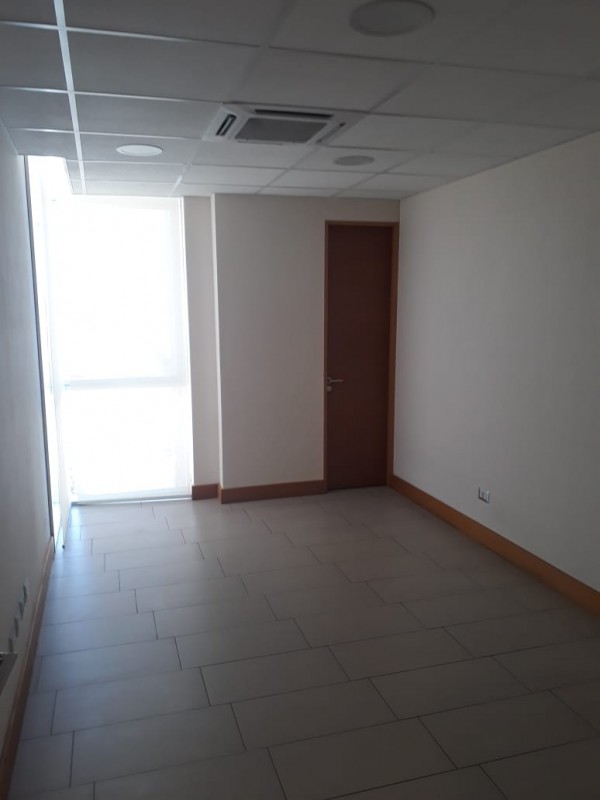 Se Vende Amplia Oficina en Edificio Torre Carmen, Curicó