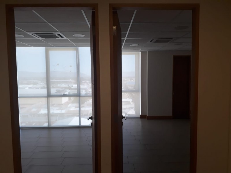 Se Vende Amplia Oficina en Edificio Torre Carmen, Curicó