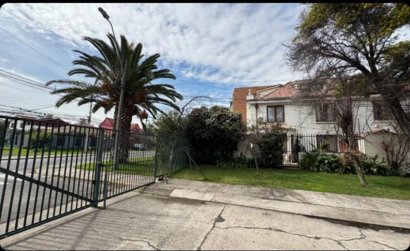 Hermosa Casa de Tres Pisos en Ñuñoa, Condomio, Remodelada.