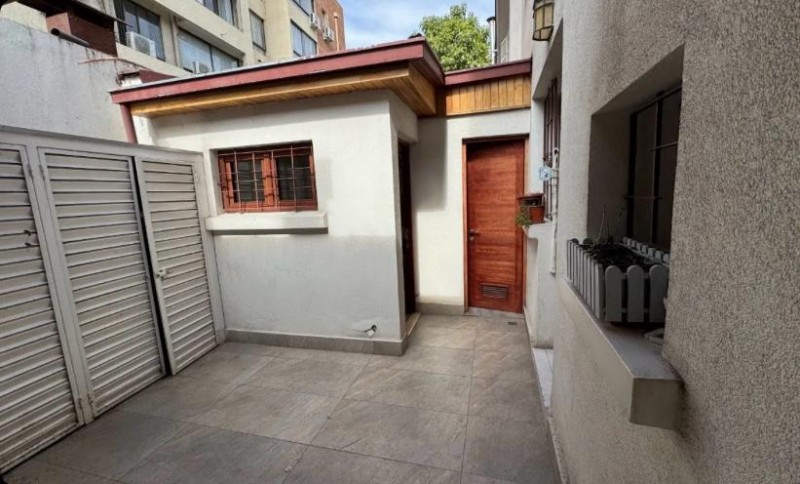 Hermosa Casa de Tres Pisos en Ñuñoa, Condomio, Remodelada.
