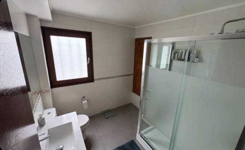 Hermosa Casa de Tres Pisos en Ñuñoa, Condomio, Remodelada.