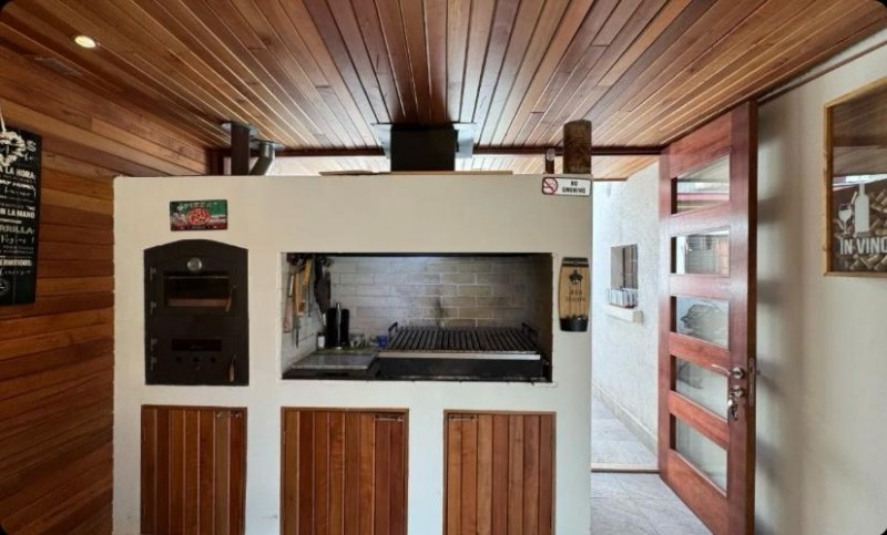 Hermosa Casa de Tres Pisos en Ñuñoa, Condomio, Remodelada.