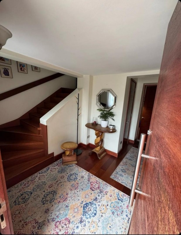 Hermosa Casa de Tres Pisos en Ñuñoa, Condomio, Remodelada.