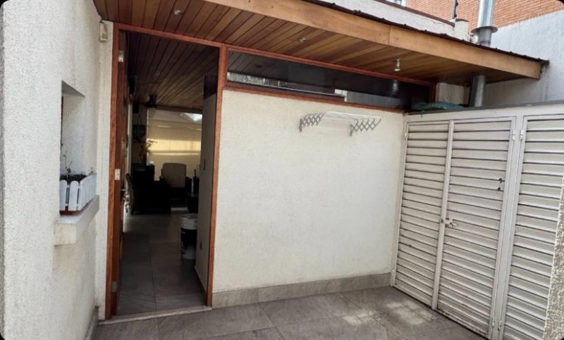 Hermosa Casa de Tres Pisos en Ñuñoa, Condomio, Remodelada.