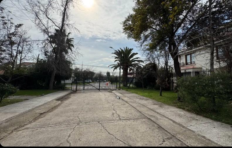 Hermosa Casa de Tres Pisos en Ñuñoa, Condomio, Remodelada.