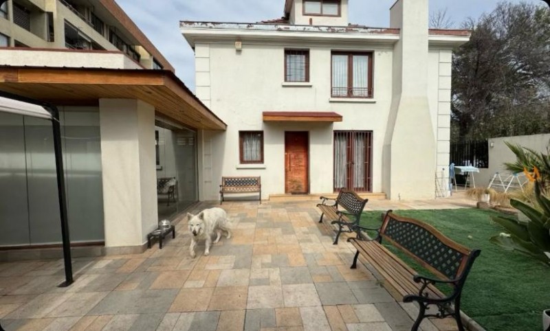 Hermosa Casa de Tres Pisos en Ñuñoa, Condomio, Remodelada.