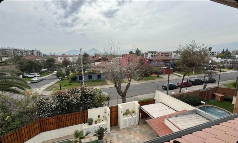 Hermosa Casa de Tres Pisos en Ñuñoa, Condomio, Remodelada.