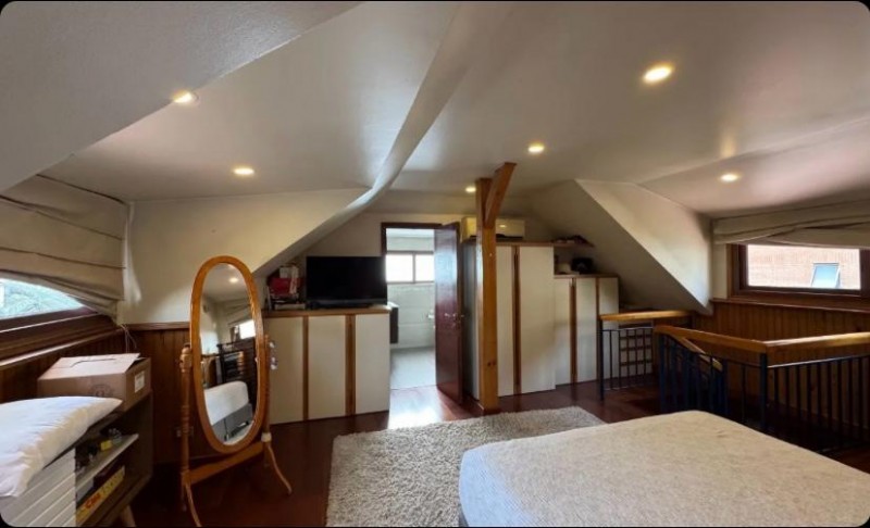 Hermosa Casa de Tres Pisos en Ñuñoa, Condomio, Remodelada.