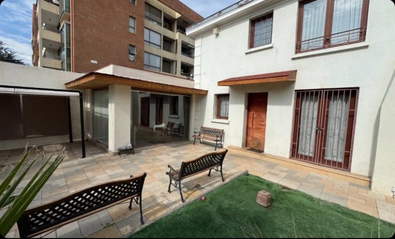 Hermosa Casa de Tres Pisos en Ñuñoa, Condomio, Remodelada.