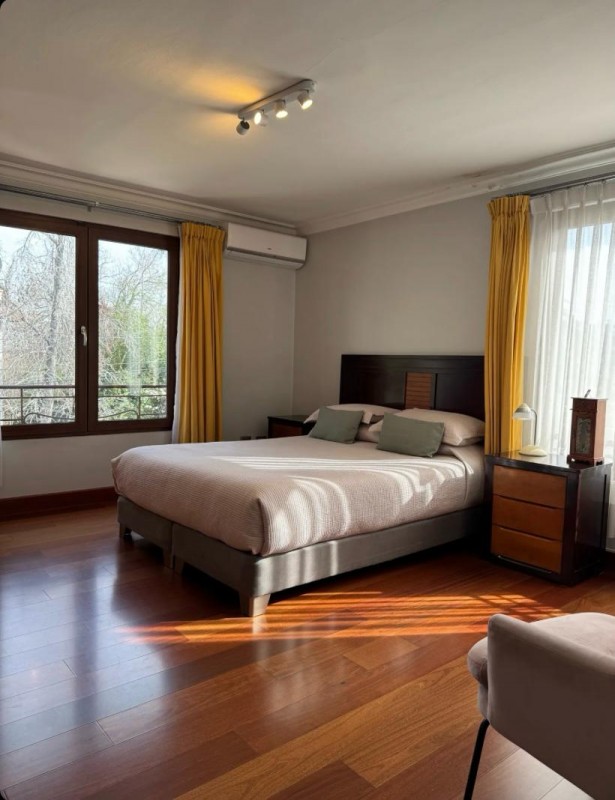 Hermosa Casa de Tres Pisos en Ñuñoa, Condomio, Remodelada.